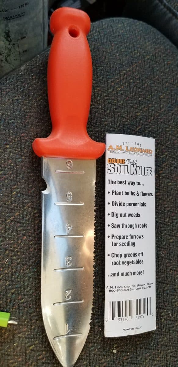 Deluxe soil knife by AM Leonard