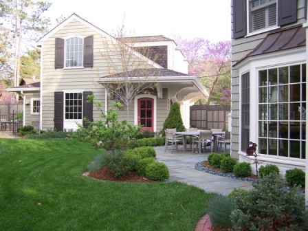 Pation plantings give distinct boundaries for the rooms without hindering the view.